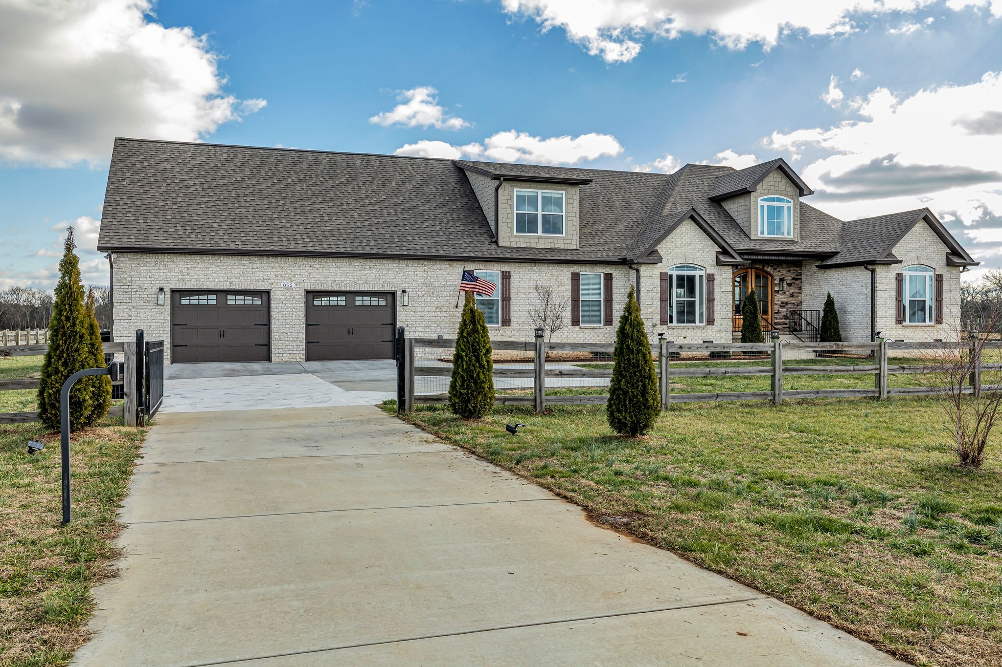 852 Longview Road Shelbyville, TN 37160 - Photo 5 of 38 a front view of a house with a yard