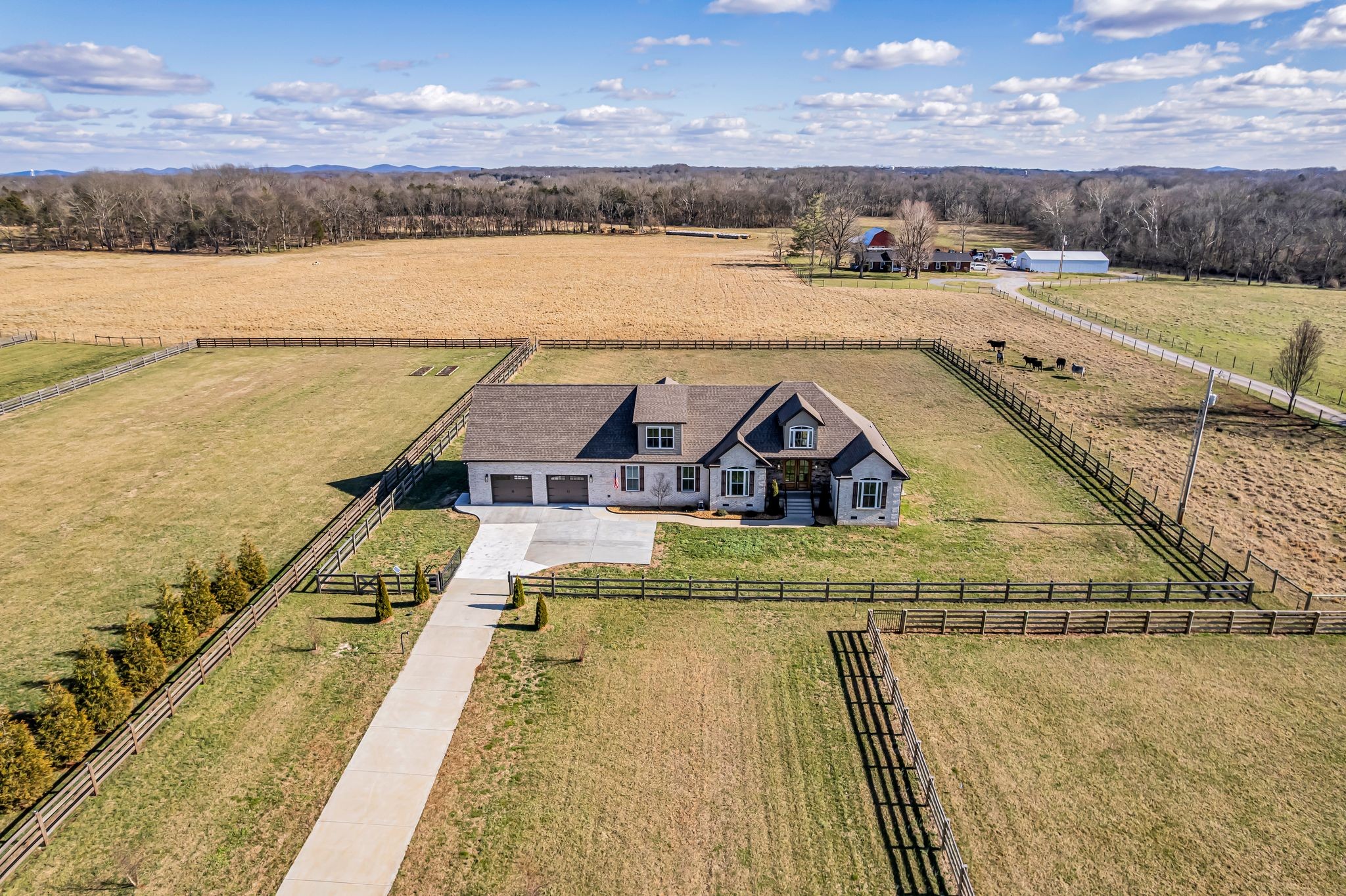 852 Longview Road Shelbyville, TN 37160 - Photo 8 of 38 a view of an ocean with city view