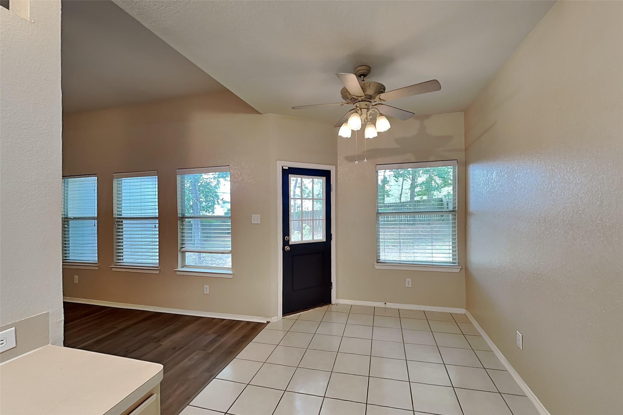 285 Mesa View Conroe, TX 77316 - Photo 4 of 16