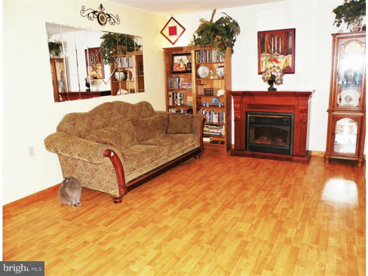 587 Arbor Road Morrisville, PA 19067 - Photo 3 of 20 Living Room