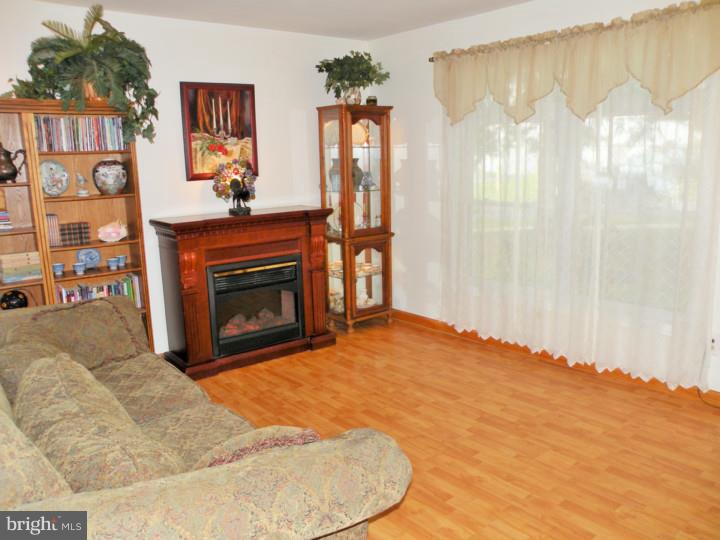 587 Arbor Road Morrisville, PA 19067 - Photo 4 of 20 Living Room