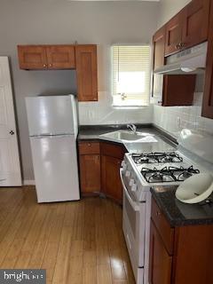 5644 Appletree Street Philadelphia, PA 19139 - Photo 9 of 12 a kitchen with a stove a refrigerator and a microwave