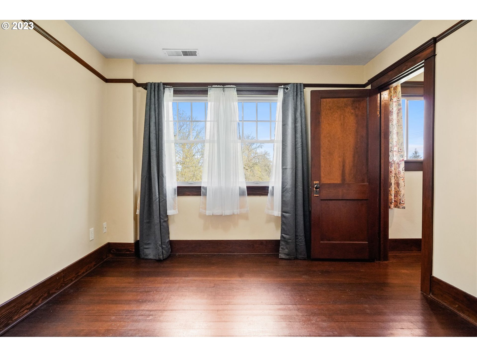 34466 Brewster Road Lebanon, OR 97355 - Photo 23 of 40 a view of entryway with wooden floor