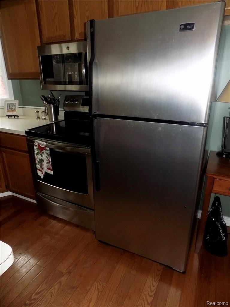 1905 Medler Road Commerce Township, MI 48382 - Photo 10 of 34 APPLIANCES STAY!