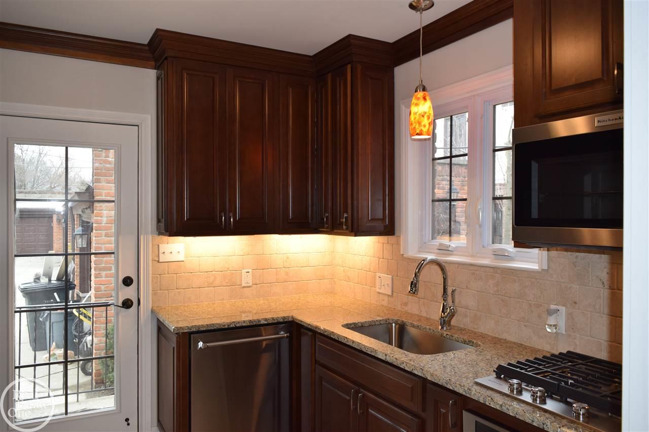 552 Cadieux Road Grosse Pointe, MI 48230 - Photo 18 of 51 31340987-17.JPG