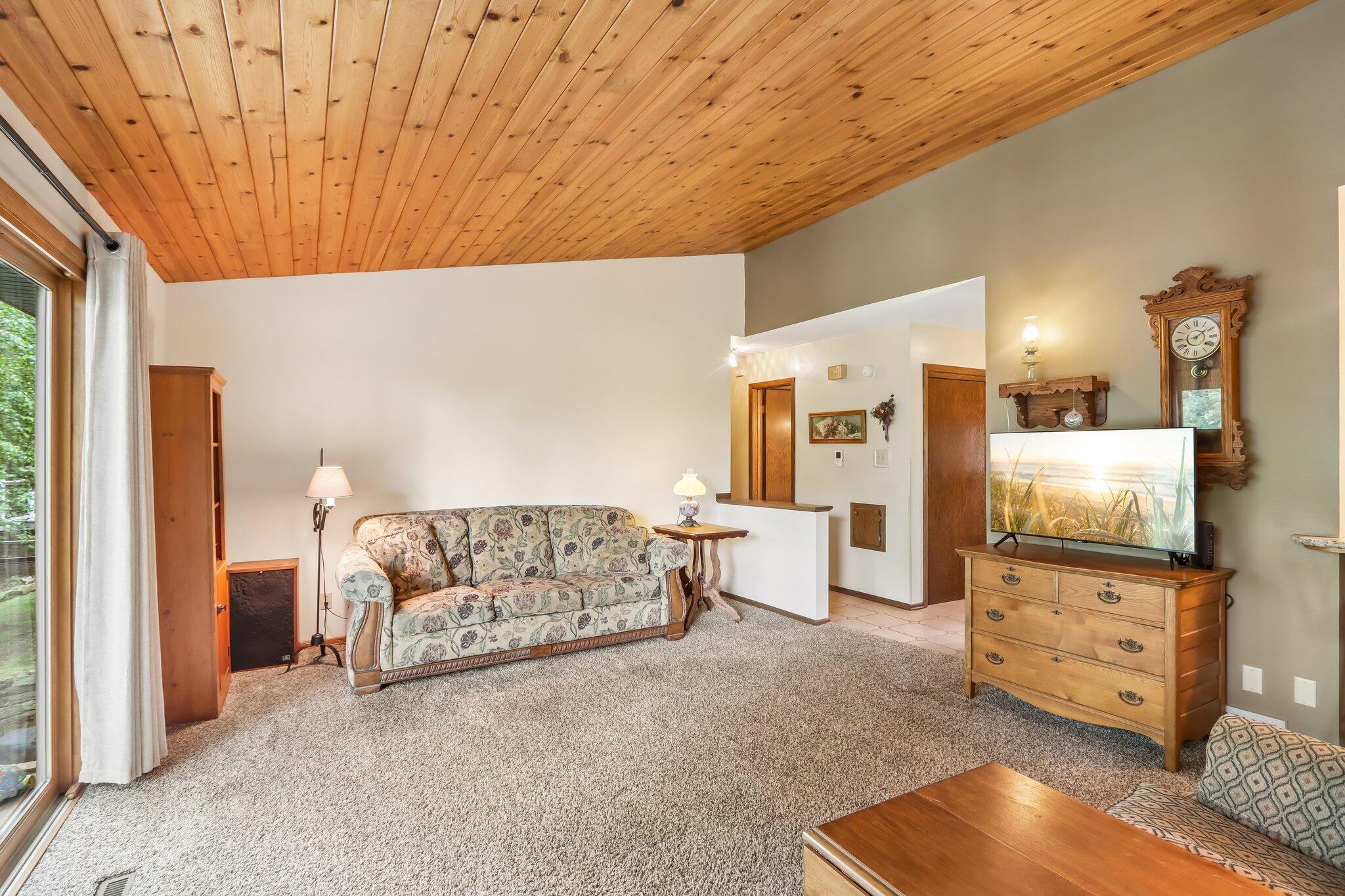 W322N6797 Wildwood Point Road Merton, WI 53029 - Photo 46 of 75 Living room with vaulted ceilings