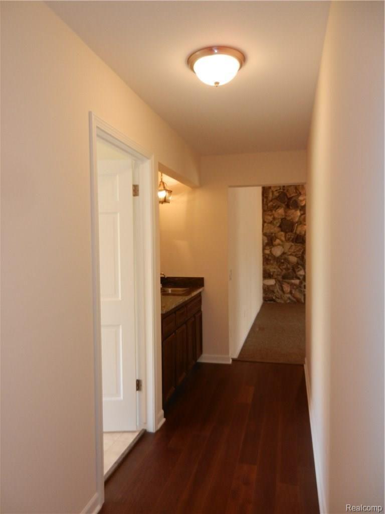 1813 North Kilburn Road Rochester, MI 48306 - Photo 17 of 33 First floor hall.JPG