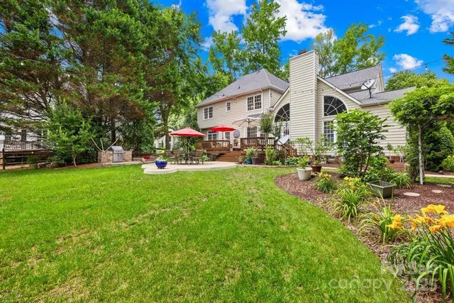 a view of a house with backyard and sitting area