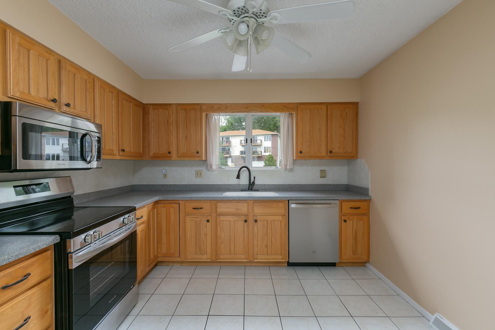 3721 35th Street, Unit 4 Moline, IL 61265 - Photo 3 of 26
