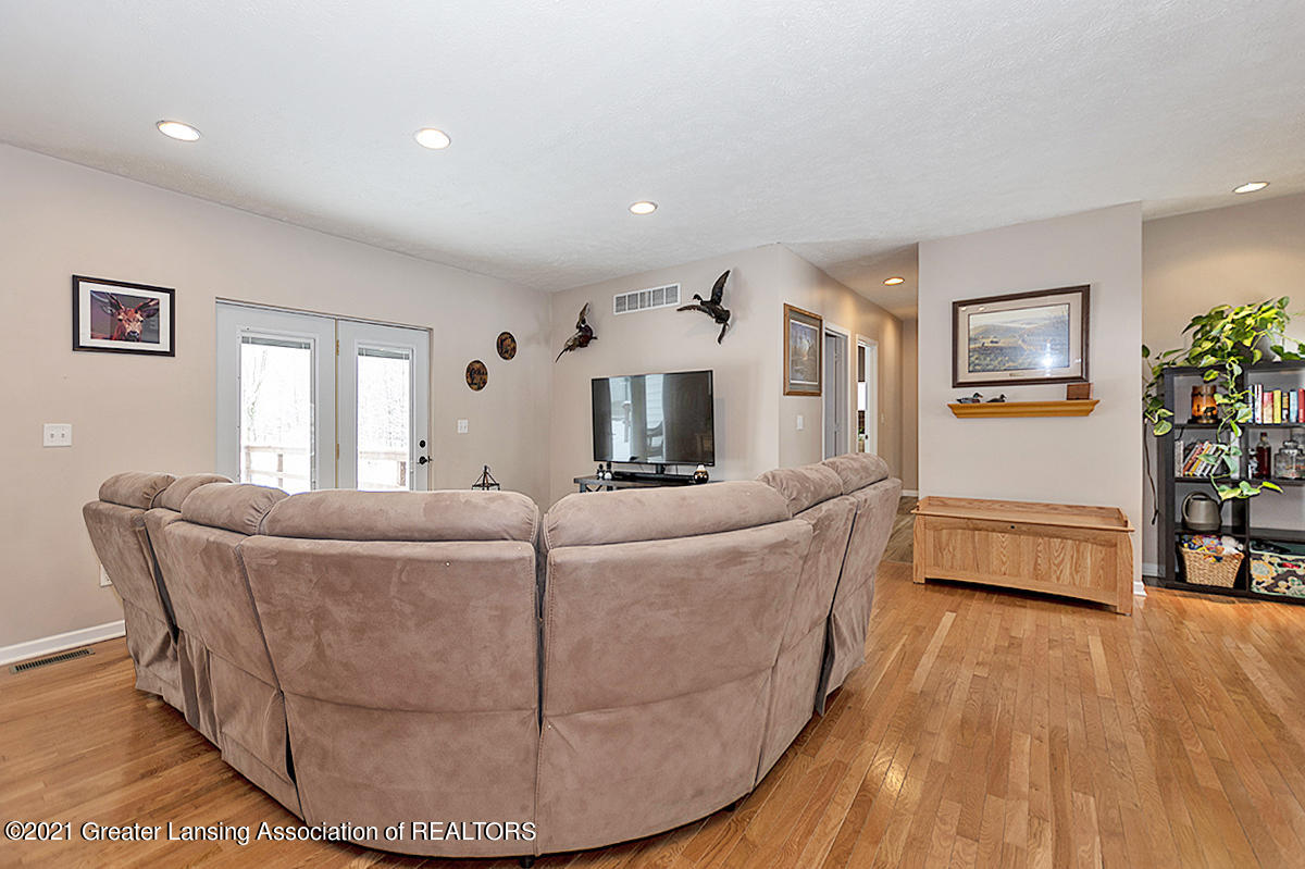 5413 North Wheaton Road Charlotte, MI 48813 - Photo 3 of 28 03
