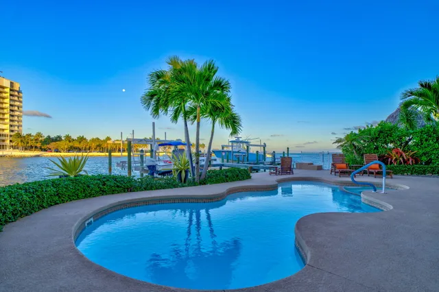 $3,600,000 | 160 1st Street, Key Colony Beach, FL 33051