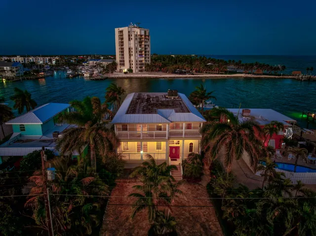 $3,600,000 | 160 1st Street, Key Colony Beach, FL 33051