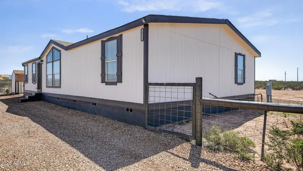 a view of a house with backyard