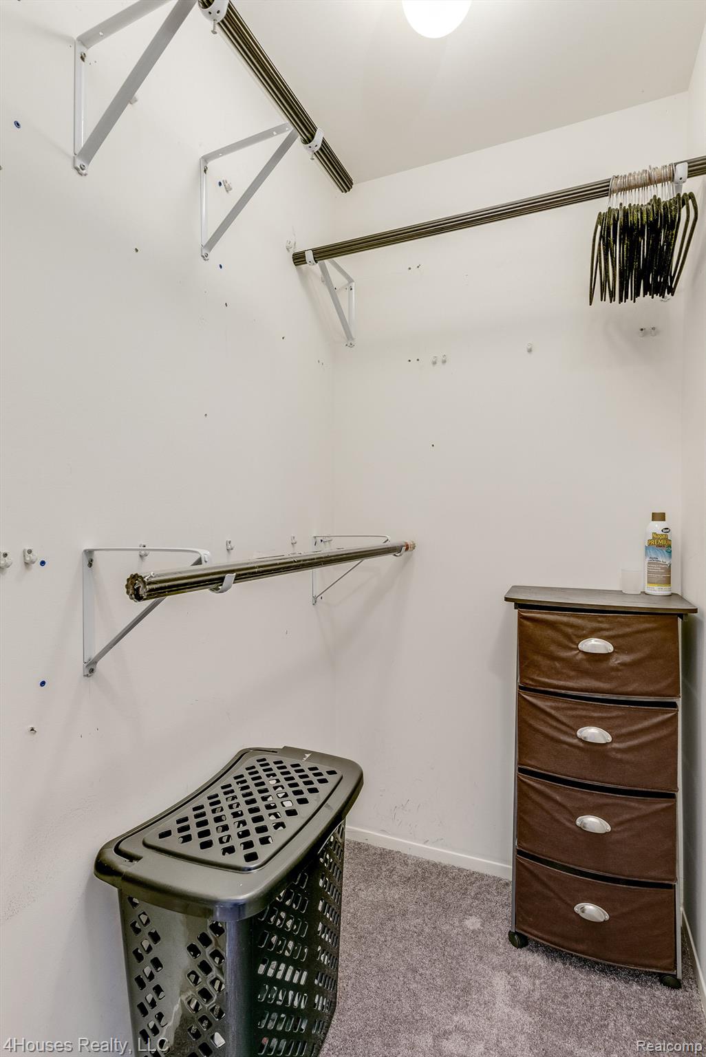 654 Lydia Lane, Unit 48 Pontiac, MI 48341 - Photo 22 of 38 Primary Walk in closet