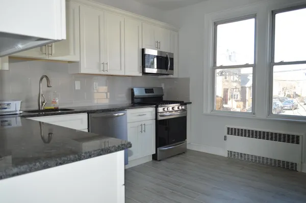 $2,900 | 286 Fulton Avenue, Unit 2, Jersey City, NJ 07305