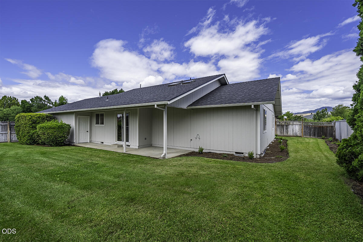 1118 Angela Court Central Point, OR 97502 - Photo 16 of 22