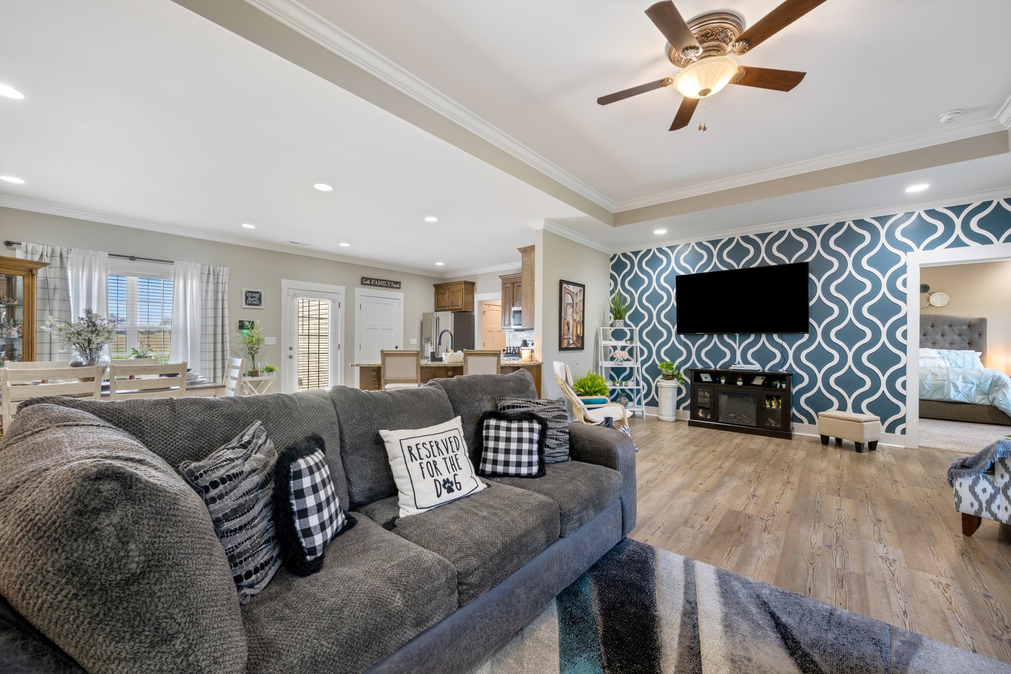 1357 Norton Road Manchester, TN 37355 - Photo 5 of 29 a living room with furniture and a flat screen tv