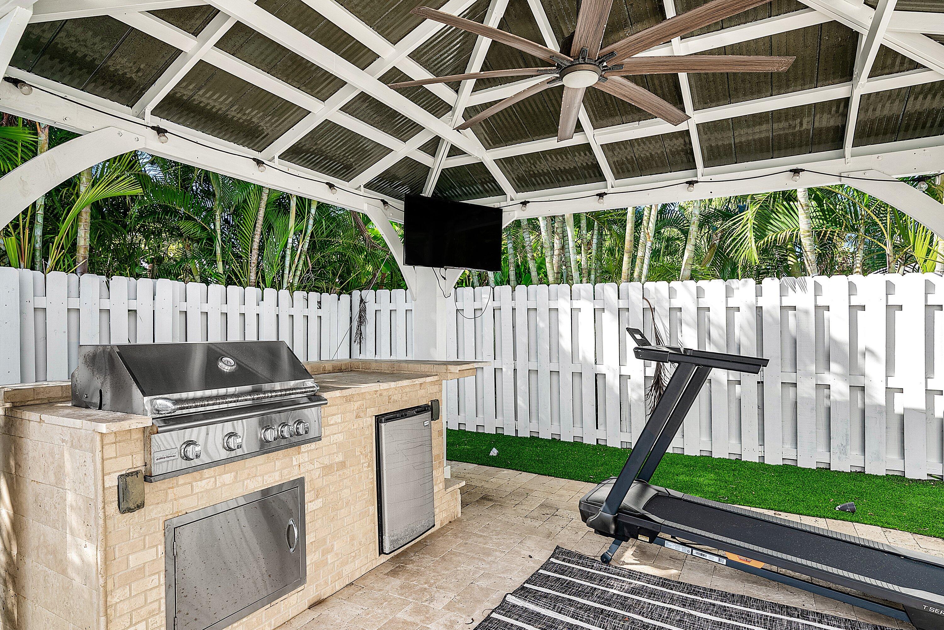 124 Oregon Lane Boca Raton, FL 33487 - Photo 32 of 41 a view of a backyard with washer and dryer