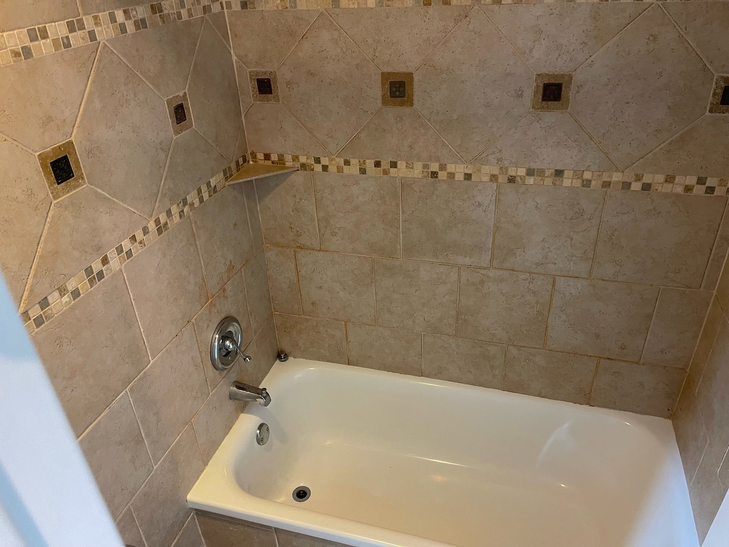 300 North State Street, Unit 2427 Chicago, IL 60654 - Photo 8 of 9 a bathroom with a tub