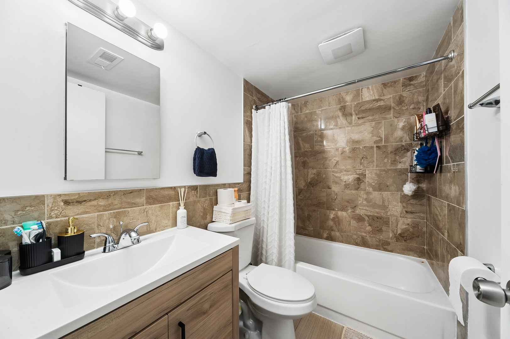 10337 B Dearlove Road Glenview, IL 60025 - Photo 9 of 25 Gallery Image 9