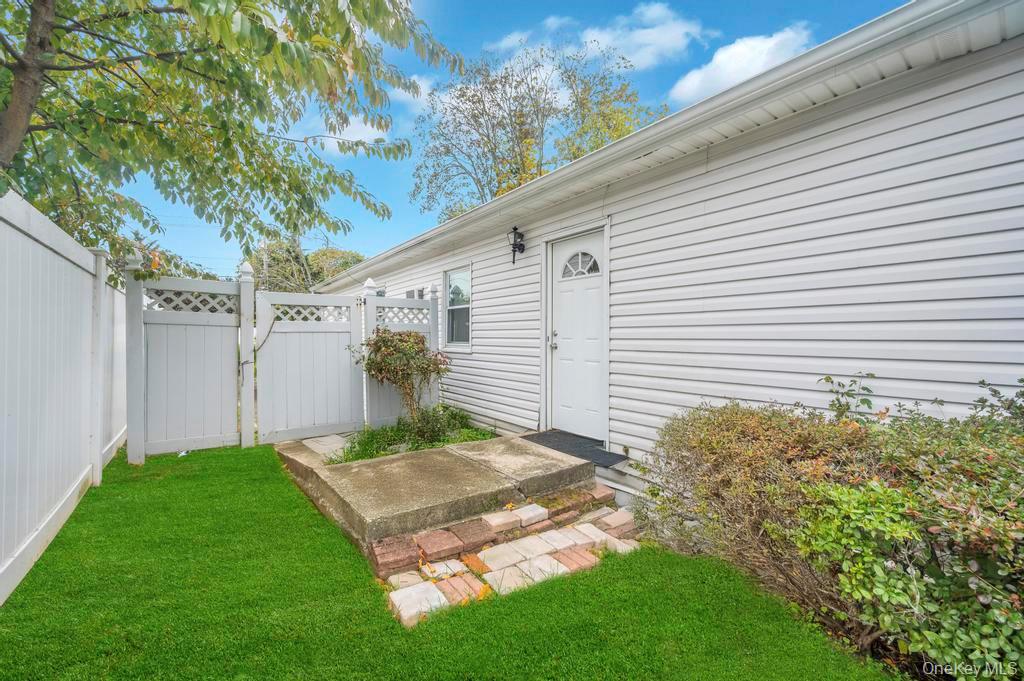 182 Commack Road Deer Park, NY 11729 - Photo 8 of 24 a backyard of a house with lots of green space