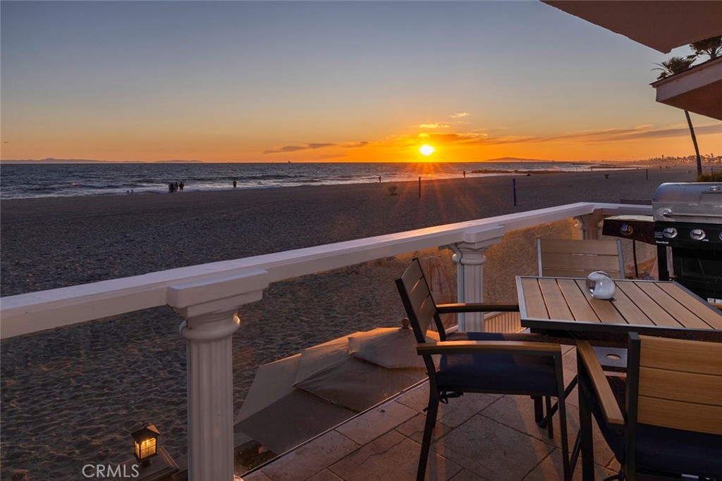 4005 Seashore Drive Newport Beach, CA 92663 - Photo 28 of 32 a view of a balcony with an outdoor space