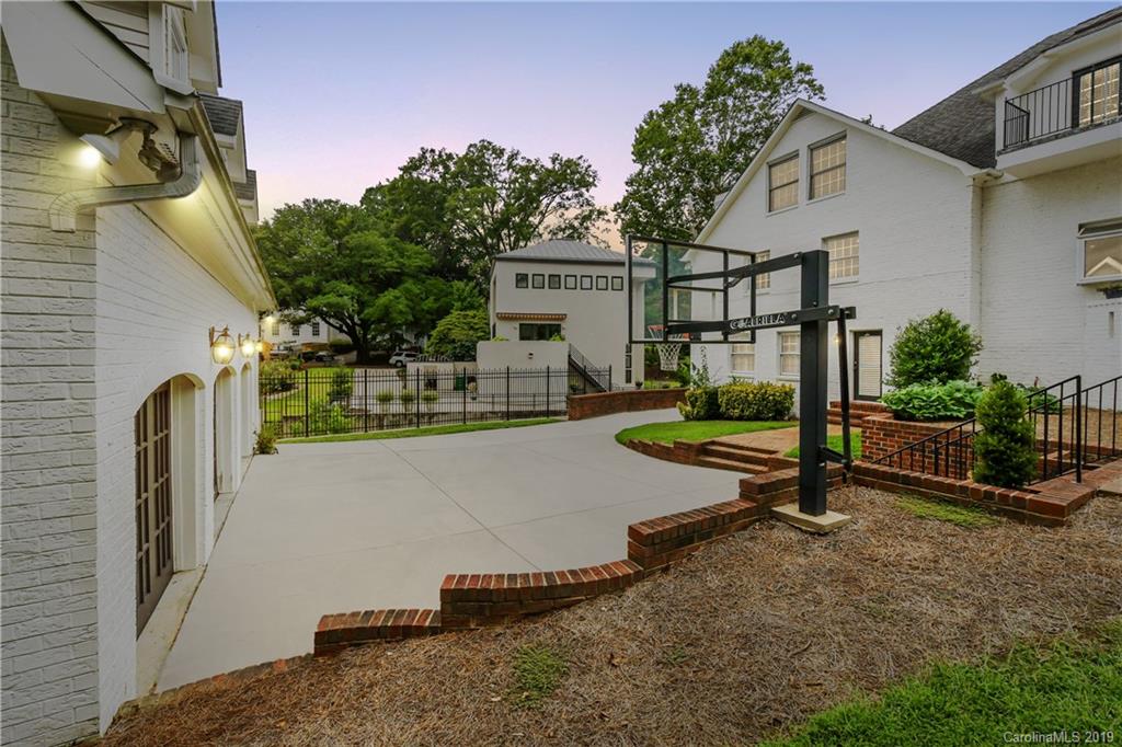 919 Colville Road Charlotte, NC 28207 - Photo 38 of 38 front view of a house with a yard