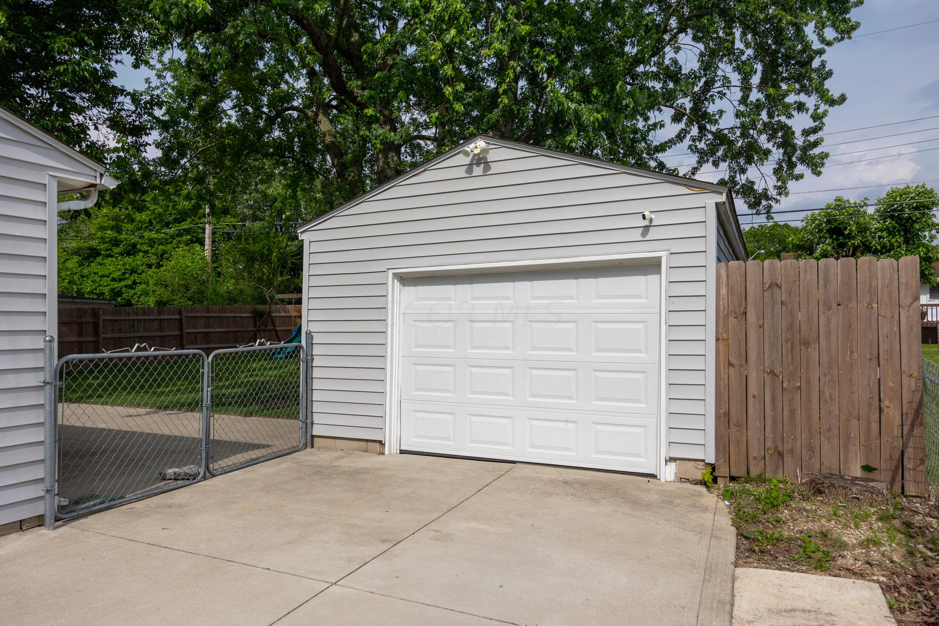232 Redmond Road Columbus, OH 43228 - Photo 35 of 53 Garage