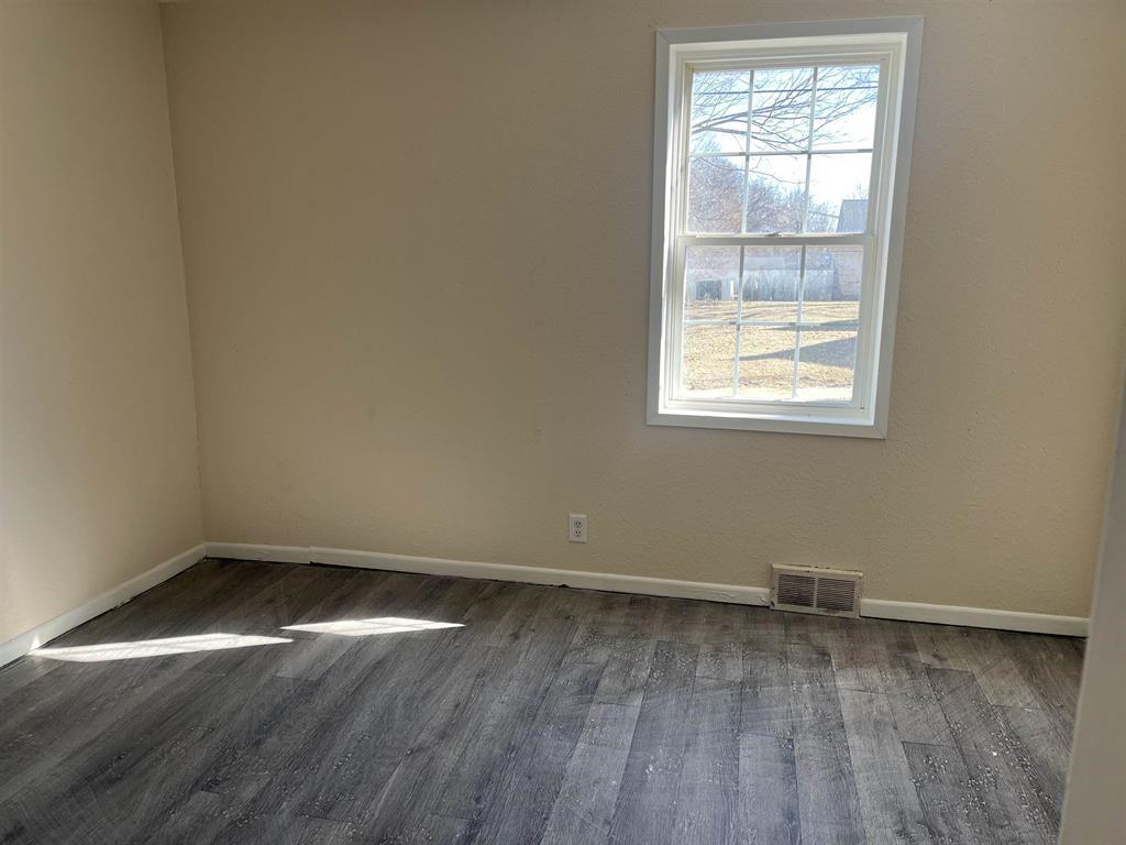 458 South Float Avenue Freeport, IL 61032 - Photo 9 of 11 an empty room with a window