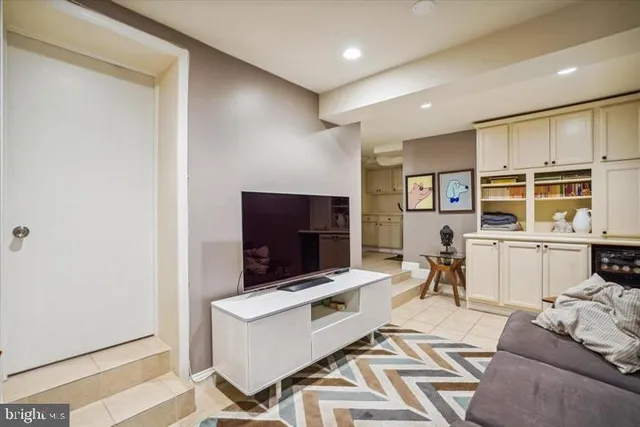 $3,700 | 705 Avon Place, Alexandria, VA 22314