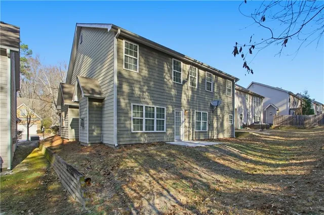 a view of a house with a yard