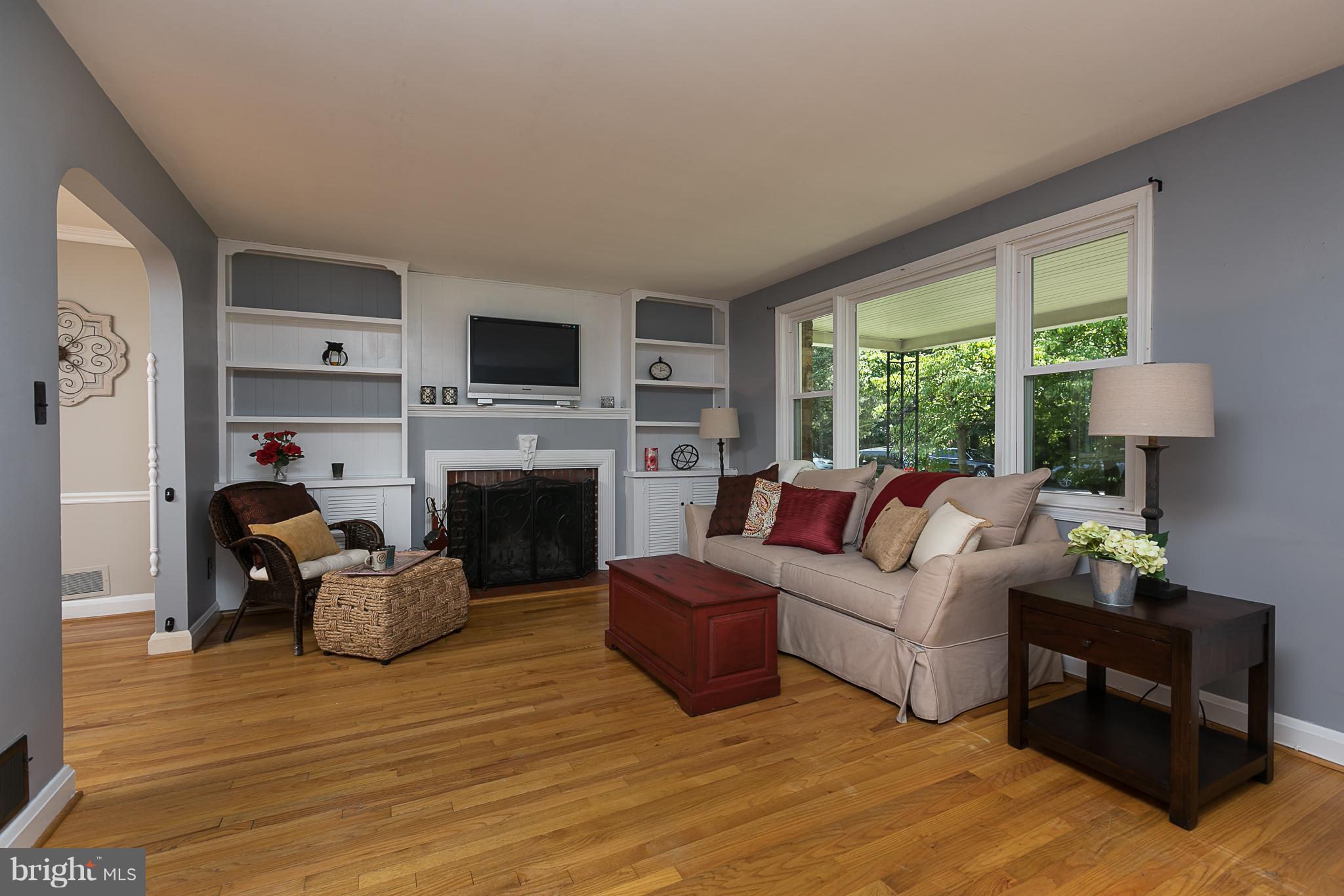 1906 Altavue Road Baltimore, MD 21228 - Photo 6 of 29 Living Room