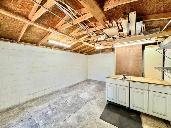 $2,000 | 3511 Bishop Eddie Newkirk Way, Tampa, FL 33605