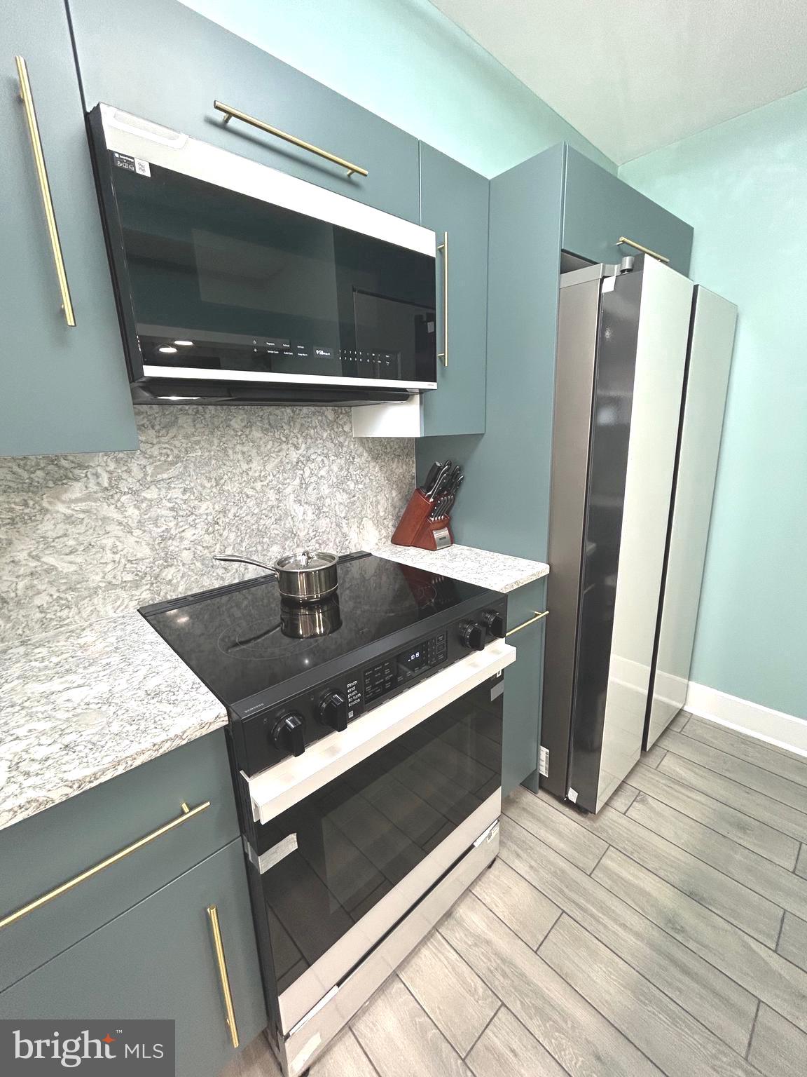 9712 Hellingly Place, Unit 209 Gaithersburg, MD 20886 - Photo 9 of 29 a kitchen with a sink and a microwave