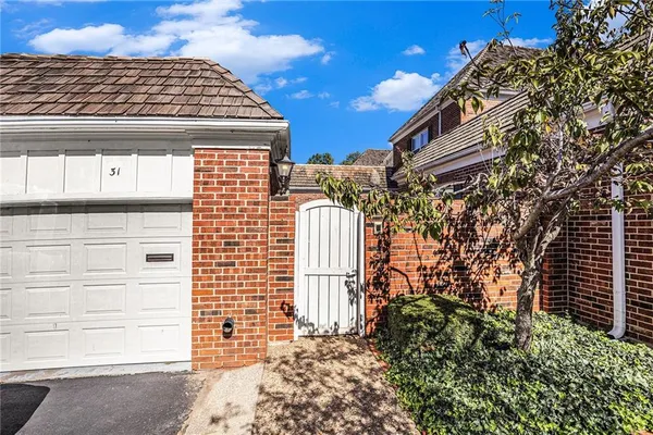 $649,000 | 31 Compton Court, Prairie Village, KS 66208