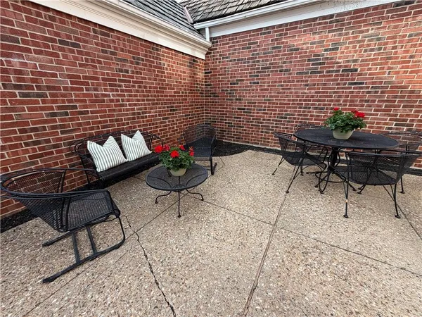 $649,000 | 31 Compton Court, Prairie Village, KS 66208