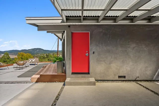 a view of an outdoor space