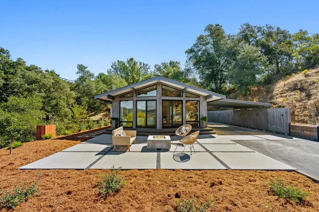 a view of a house with backyard