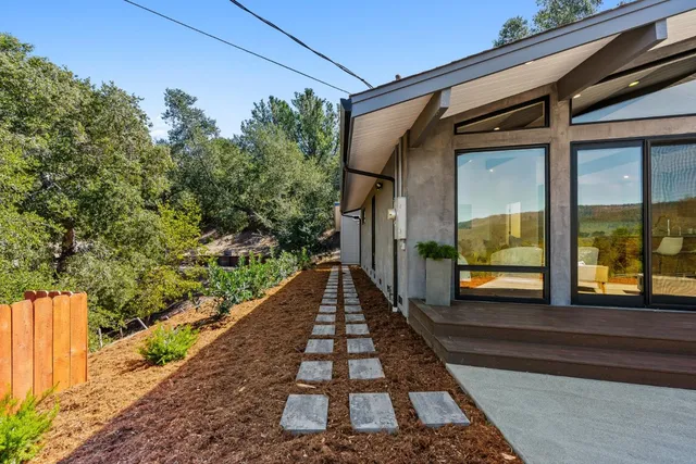 a view of a small yard front of a house