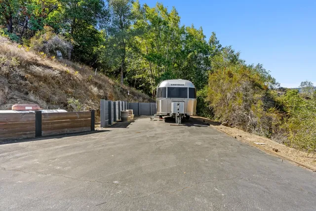 a view of a house with backyard and tree