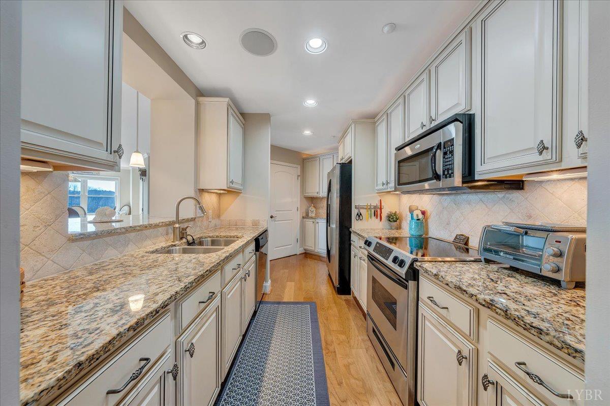 100 Bridgewater Pointe Place, Unit 403 Moneta, VA 24121 - Photo 7 of 16