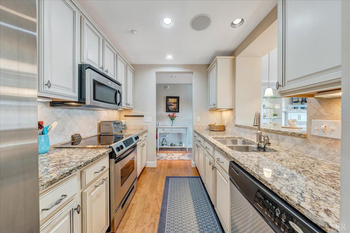 100 Bridgewater Pointe Place, Unit 403 Moneta, VA 24121 - Photo 8 of 16