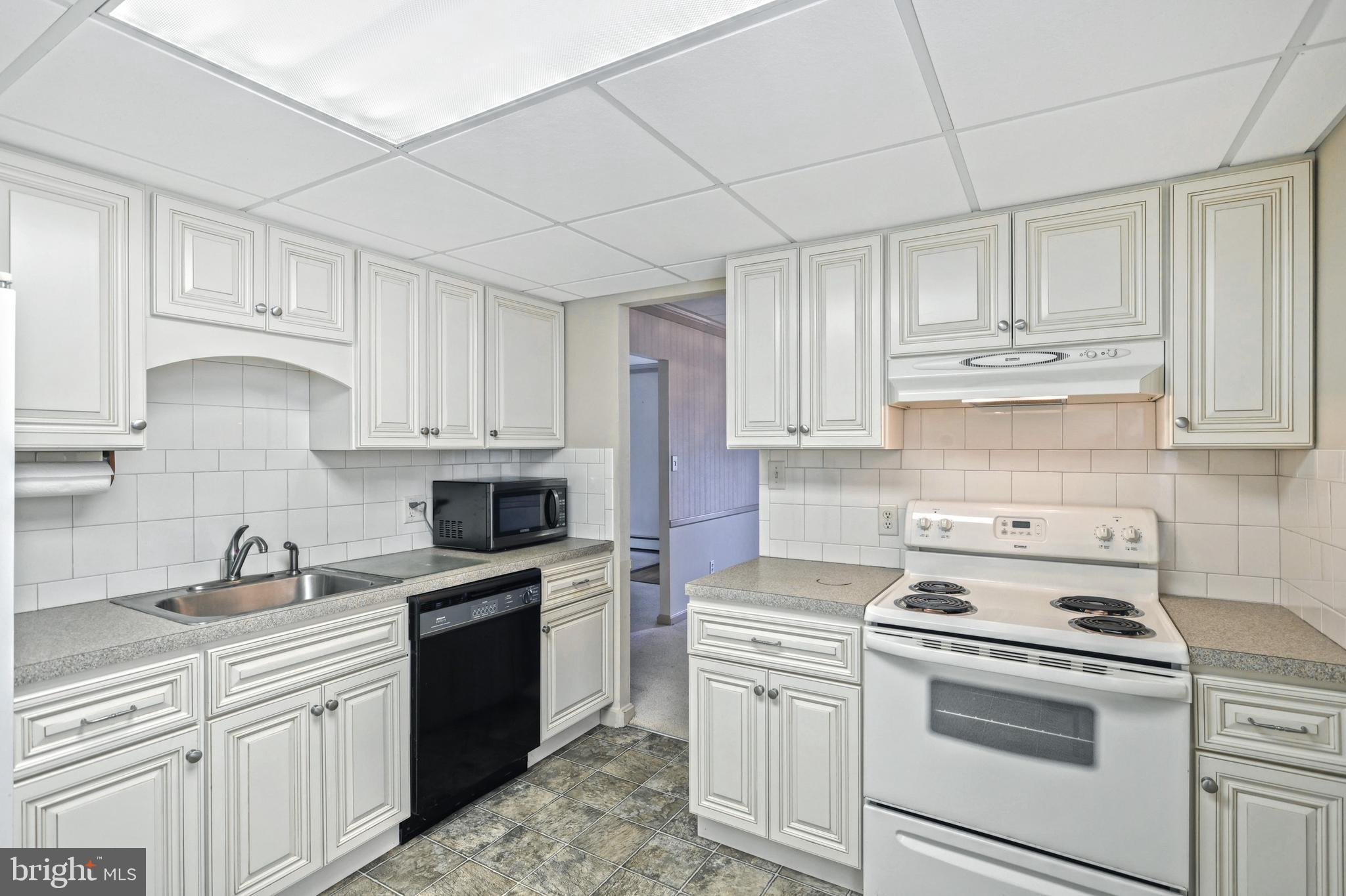 1000 Country Club Road, Unit 13 York, PA 17403 - Photo 11 of 24 Kitchen - all appliances are included