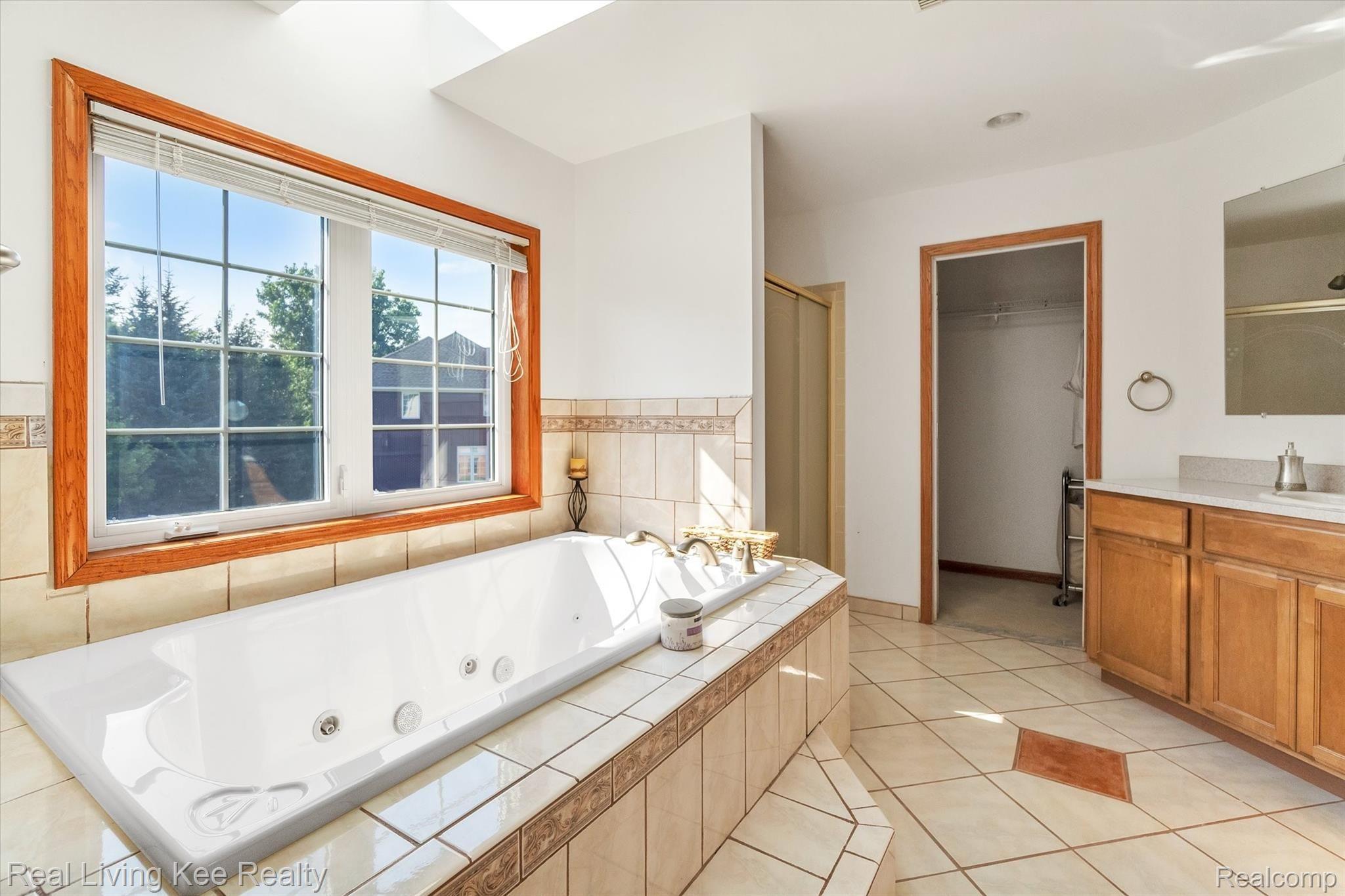 39 Fieldway Court Rochester, MI 48306 - Photo 31 of 55 32-39-Fieldway-Ct-WindowStill-Real-Estate-Photography-32.jpg