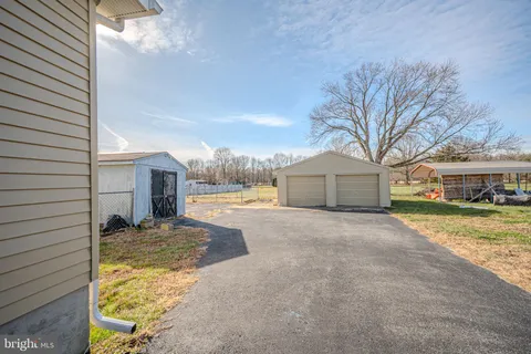 a view of backyard of the house