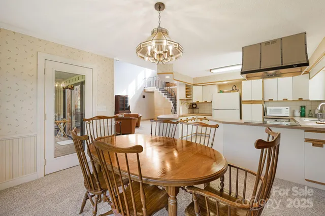 a view of livingroom with furniture