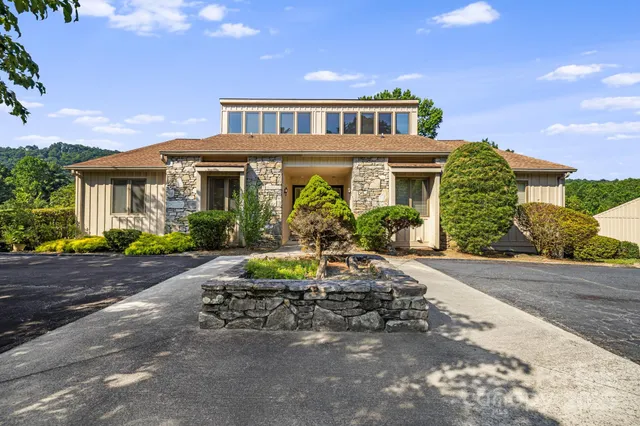 a view of a house with backyard and garden