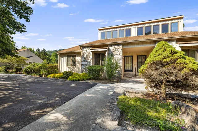 a view of an entryway with livingroom