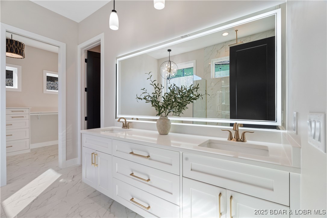 439 Red Bud Road Lake Ozark, MO 65049 - Photo 17 of 42 Primary Bathroom