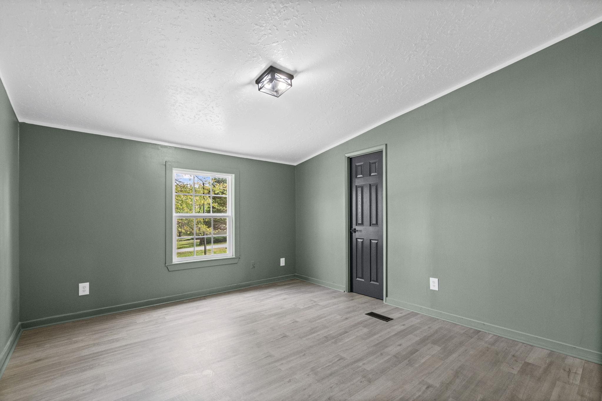 145 Walnut Bend Road Arlington, TN 38002 - Photo 18 of 30 an empty room with windows and closet